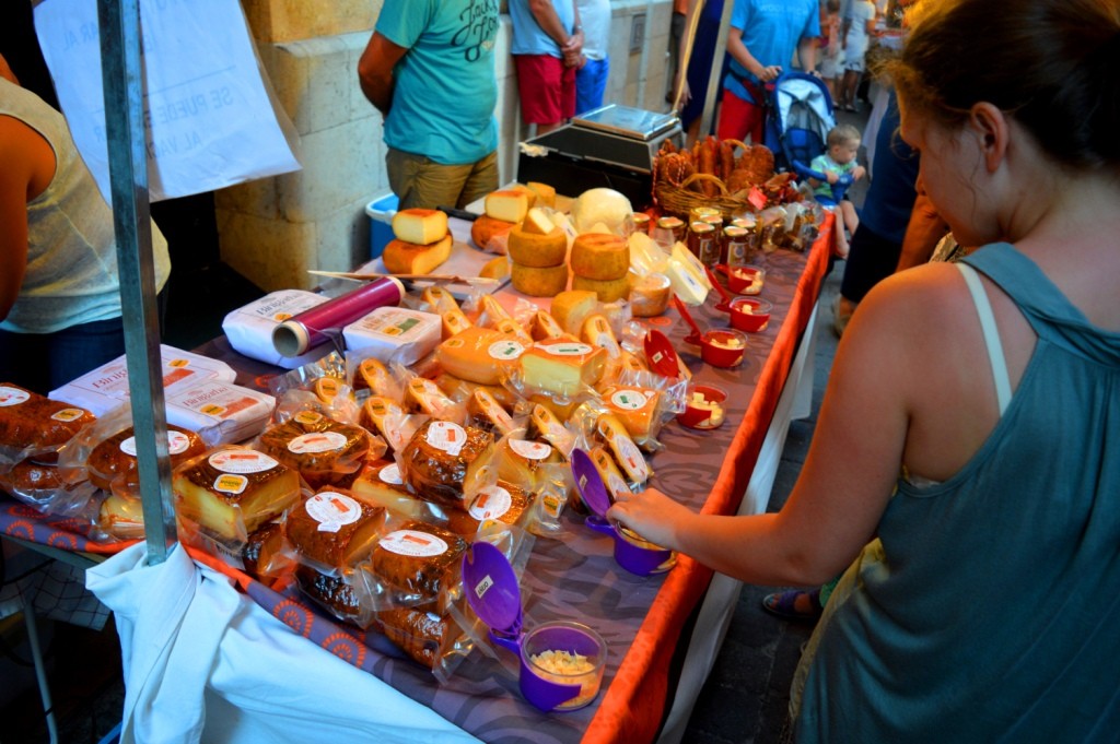 Дегустация сыров на празднике в Alaior